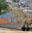Parte do Complexo do Alemão ficou sem energia neste domingo por tiroteio na noite anterior  Foto: Marcello Casal Jr. / Agência Brasil