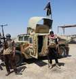 <p>Integrantes do Estado Isl&acirc;mico posam&nbsp;em frente a armamento&nbsp;no Iraque</p>  Foto: AP