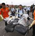 Neste domingo, a quinta grande parte da aeronave foi encontrada  Foto: Darren Whiteside / Reuters