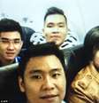 Selfie do grupo de amigos mostra jovens sorrindo dentro do avião pouco antes do incidente  Foto: Daily Mail / Reprodução