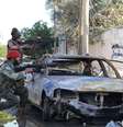 Forças pró-governo da Líbia miram suas armas durante confrontos com os revolucionários líbios, uma aliança formada por  antigos rebeldes anti-Kaddafi, em Benghazi, em 28 de dezembro   Foto: Esam Omran Al-Fetori / Reuters