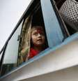 Menina vai para casa de ônibus, após aula, em Katmandu, no Nepal. 24/09/2014  Foto: Navesh Chitrakar / Reuters
