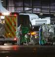 Uma paciente infectada com Ebola é transferida para um avião Hercules no aeroporto de Glasgow, na Escócia, em dezembro. 30/12/2014  Foto: Stringer / Reuters