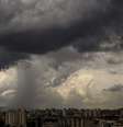 Nuvens carregadas são vistas na região da Lapa, zona oeste de São Paulo (SP), nesta segunda-feira   Foto: André Lucas Almeida / Futura Press