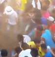 É possível ver como um grupo de pessoas persegue o animal, que é atingido com pedradas e paus até que cair  Foto: YouTube / Reprodução