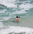 Nathalia Dill e Sérgio Guizé curtem praia aos beijos   Foto: Dilson Silva / AgNews