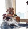 Enrico empurra Téo Pereira na piscina  Foto: TV Globo / Divulgação