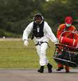 Equipes de resgate transportam o cadáver de um passageiro do avião da AirAsia na base aérea em Pangkalan Bun, em 6 de janeiro  Foto: Beawiharta / Reuters