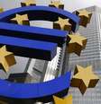 <p>Escultura do logo do euro em frente à sede do Banco Central Europeu, em Frankfurt</p>  Foto: Ralph Orlowski / Reuters