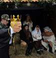 Durante o espetáculo, o "Rei Putin" tenta roubar o menino Jesus da Virgem Maria, mas dois jovens atores, usando roupa camuflada como soldados ucranianos, o impedem.  Foto: AFP