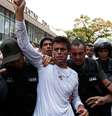 <p>O líder da oposição, Leopoldo López, é detido pela Guarda Nacional Bolivariana, em Caracas, Venezuela, em 18 de fevereiro de 2014</p>  Foto: Alejandro Cegarra / AP