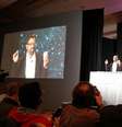 Derek Aberle, presidente da Qualcomm Incorporated, mostra o primeiro celular a chegar ao mercado com o chip Snapdragon 810: o LG G Flex 2  Foto: João Loes / Terra