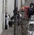 <p>Policiais e bombeiros socorrem vítimas do atentado aos escritórios da revista Charlie Hebdo, em 7 de janeiro</p>  Foto: Philippe Wojazer  / AP