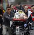 Uma pessoa ferida é socorrida após ataque ao escritório da revista satírica Charlie Hebdo, em Paris, em 7 de janeiro  Foto: Thibault Camus / AP