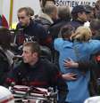 Pessoas se abraçam em frente ao escritório da revista "Charlie Hebdo" após atentado  Foto: Remy de la Mauviniere / AP