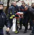 Bombeiros e policiais trabalham no resgate das vítimas do ataque terrorista contra a revista satírica "Charlie Hebdo"  Foto: Philippe Wojazer  / Reuters