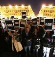 Alguns usavam adesivos e cartazes onde se podia ler a mensagem "Je suis Charlie" ("Eu sou Charlie"), que também circula nas redes sociais  Foto: AFP