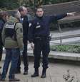 <p>Policiais franceses iniciaram uma caçada após o ataque desta quarta-feira</p>  Foto: Christian Hartmann / Reuters