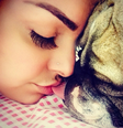 Mulher Melancia dá beijo de língua no cachorro   Foto: Instagram / Reprodução