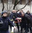 <p>Bombeiros levam vítima em maca após ataque a jornal satírico em Paris, em 7 de janeiro</p>  Foto: Jacky Naegelen / Reuters