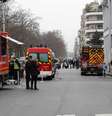 <p>Policiais investigam tiroteio na sede da revista francesa Charlie Hebdo, em Paris, na França, em 7 de janeiro</p>  Foto: Youssef Boudlal / Reuters