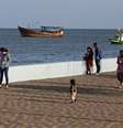 Pessoas caminham em frente ao mar na Cidade do Panamá. 06/01/2015  Foto: Carlos Jasso / Reuters