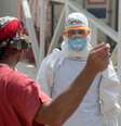 Agentes da saúde recebem novo paciente infectado pelo Ebola, num centro de tratamento perto de Freetown, em Serra Leoa, em dezembro. 22/12/2014  Foto: Baz Ratner / Reuters