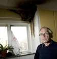 Artista sueco Lars Vilks, na cozinha, cuja janela foi queimada na sua casa em Hoganas, Suécia, em um ataque. 16/5/2010  Foto: Bjorn Lindgren / Reuters
