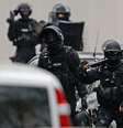 Policiais franceses com um cão farejador em local de tiroteio perto de Paris.  08/01/2015  Foto: Christian Hartmann / Reuters