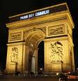 A frase "Paris est Charlie" (Paris é Charlie) pode ser lida em enormes letras na parte superior do monumento de estilo neoclássico  Foto: Youssef Boudlal / Reuters