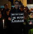 Alguns carregavam cartazes com mensagens como "Eu me chamo Mohammed, mas também Charlie Hebdo" ou "Sou marroquino e também sou Charlie Hebdo"  Foto: AFP