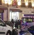 Policiais cercam a joalheria onde duas pessoas são mantidas reféns no sul de Paris  Foto: Twitter