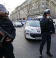 <p>Polícia francesa bloqueia avenida após alerta de segurança em Paris</p>  Foto: Philippe Wojazer / Reuters