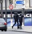 <p>Polícia francesa cerca supermercado em Paris, onde pessoas são mantidas reféns</p>  Foto: Charles Platiau / Reuters