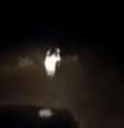 Criatura vestida de branco persegue um carro em estrada da Inglaterra  Foto: Youtube / Reprodução