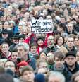 <p>"N&oacute;s somos Dresden", diz o cartaz em alem&atilde;o, uma forma de solidarizar-se com as v&iacute;timas dos recentes ataques em Paris</p>  Foto: EFE en español