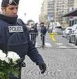 Policial deposita flores em supermercado atacado por extremista (foto: Reuters)  Foto: BBC Mundo / Copyright