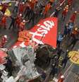 A cauda do avião da AirAsia, retirada do Mar de Java por oficias indonésios, neste sábado, será transferida de navio até o porto de Kumai para ser analisada  Foto: Prasetyo Utomo / AP
