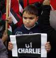 <p>Em Ramallah,&nbsp;os manifestantes tamb&eacute;m exibiram cartazes "Eu sou Charlie" (em franc&ecirc;s, "Je Suis Charlie"), escrito em &aacute;rabe</p>  Foto: Mohamad Torokman / Reuters