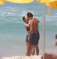 Juliana Didone e o namorado trocam beijos em praia no RIo de Janeiro  Foto: Dilson Silva / AgNews