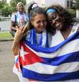 Dissidentes soltas recentemente Aide Gallardo e Sonia Garro posam com bandeira de Cuba durante marcha em Havana. 11/01/2015  Foto: Reuters