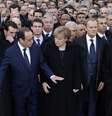 <p>O primeiro-ministro de Israel, Benjamin Netanyahu, o presidente do Mali, Ibrahim Boubacar Keita, o presidente francês, François Hollande, e a chanceler alemã, Angela Merkel, participam da manifestação realizada em Paris, em 11 de janeiro</p>  Foto: Philippe Wojazer / Reuters