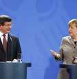 O primeiro-ministro turco, Ahmet Davutoglu (esquerdo), e a chanceler alemã, Angela Merkel, concedem entrevista coletiva em Berlim, na Alemanha, nesta segunda-feira. 12/01/2015  Foto: Hannibal Hanschke / Reuters
