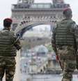 <p>Soldados franceses em frente à Torre Eiffel, em Paris</p>  Foto: Gonzalo Fuentes / Reuters