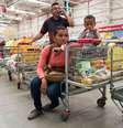 Pessoas fazem filas para pagar compras em supermercado de Caracas. 09/01/2015  Foto: Jorge Silva / Reuters