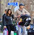 Mila e Ashton foram fotografados durante um passeio em Glendale, na Califórnia, com a pequena Wyatt, de três meses de idade.  Foto: The Grosby Group
