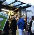 Leitor conseguiu seu exemplar após enfrentar fila em Paris  Foto: Bertrand Guay / AFP