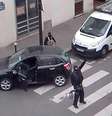 Homens armados do lado de fora de carro após ataque à sede do jornal Charlie Hebdo, em Paris. 07/01/2015  Foto: Reuters TV / Reuters