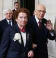 Presidente da Itália, Giorgio Napolitano, acena ao lado da mulher ao deixar o palácio presidencial de Quirinale, em Roma. 14/01/2015  Foto: Remo Casilli / Reuters