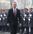 Secretário-geral da Otan, Jens Stoltenberg, revista as tropas em em Berlim. 14/1/2015  Foto: Hannibal Hanschke / Reuters